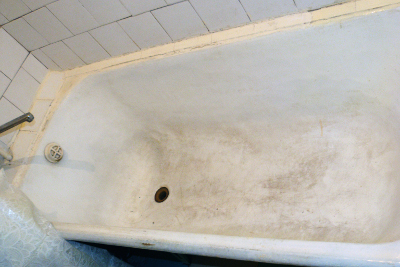 Фото: Ванна до реставрации наливным акрилом